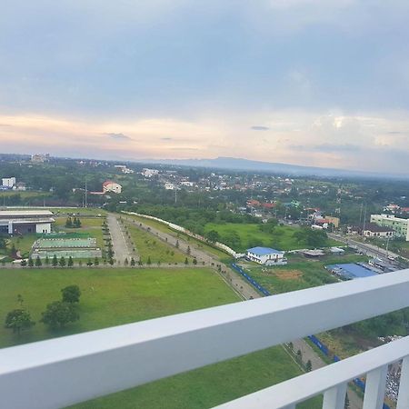 Blowing In The Wind - Lake View Apartments Tagaytay City Room photo