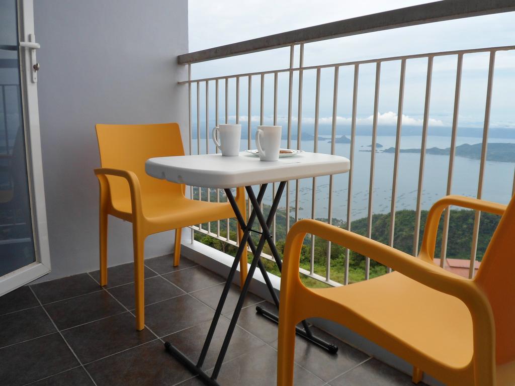 Blowing In The Wind - Lake View Apartments Tagaytay City Room photo