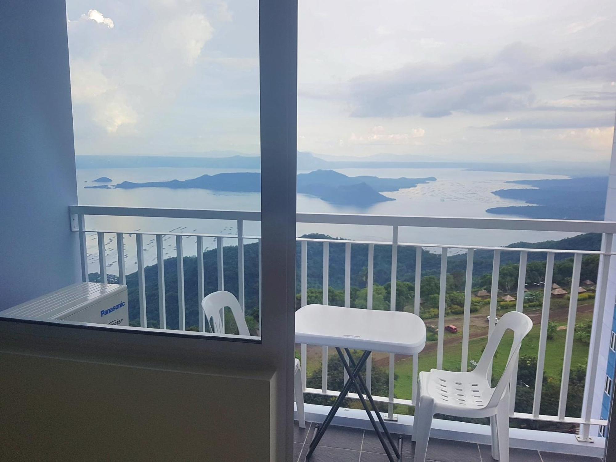 Blowing In The Wind - Lake View Apartments Tagaytay City Room photo