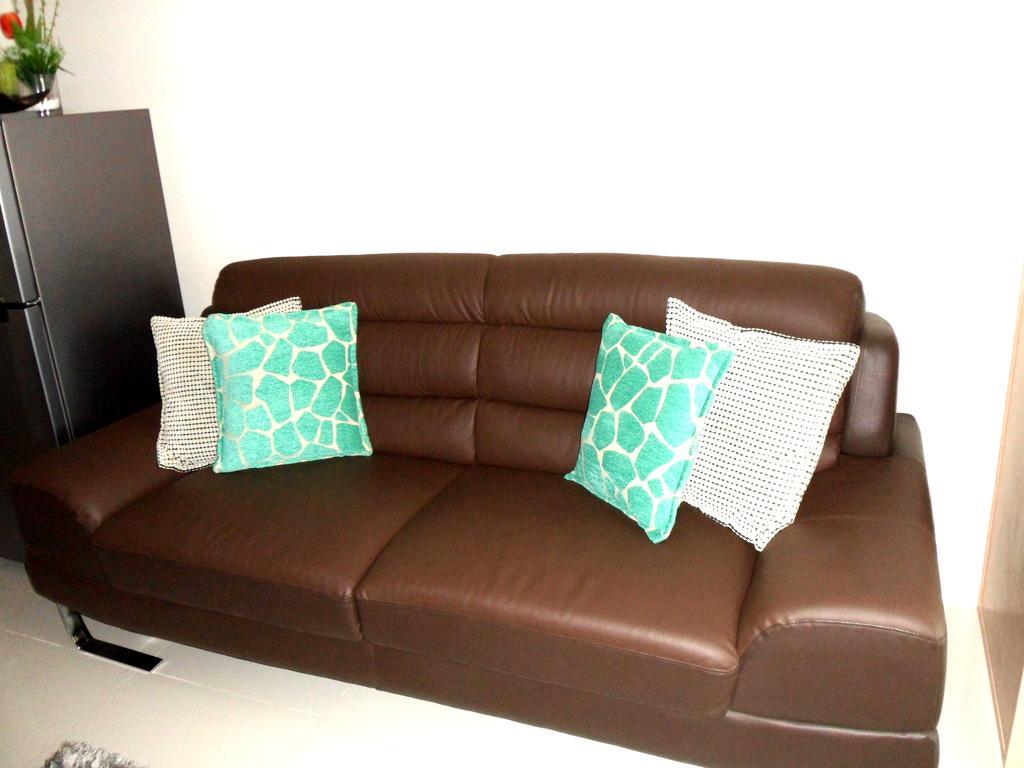 Blowing In The Wind - Lake View Apartments Tagaytay City Room photo