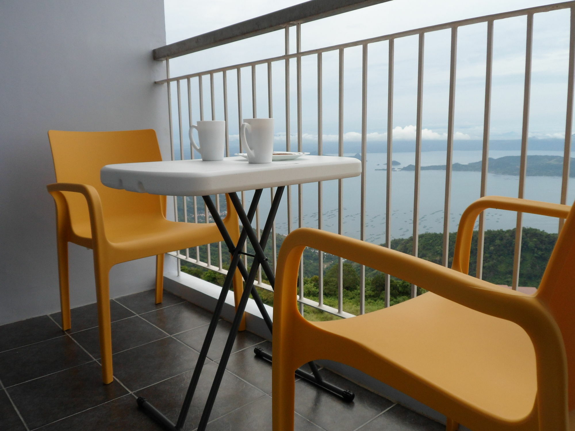 Blowing In The Wind - Lake View Apartments Tagaytay City Exterior photo